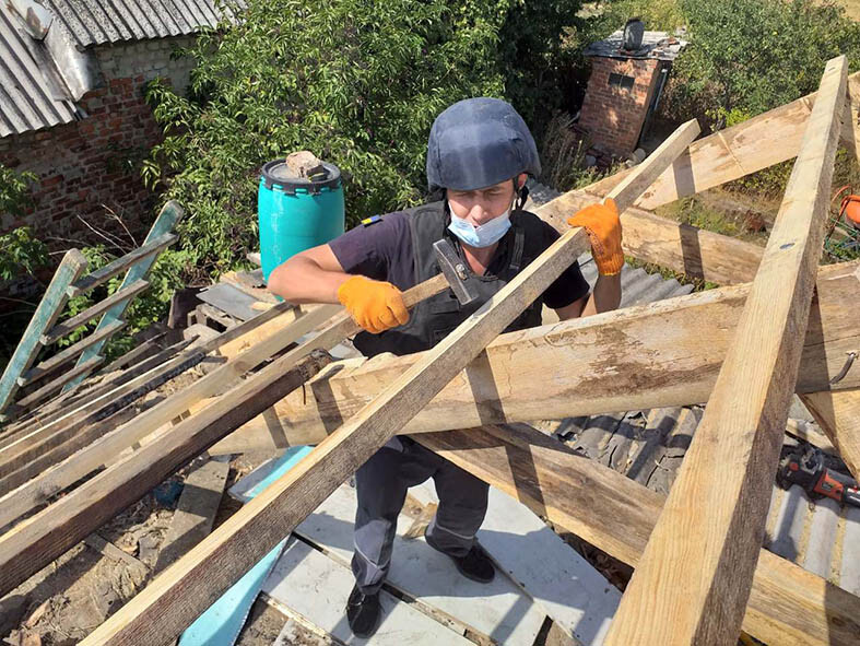 Українські рятувальники відремонтували 100 будинків мирних мешканців Донбасу