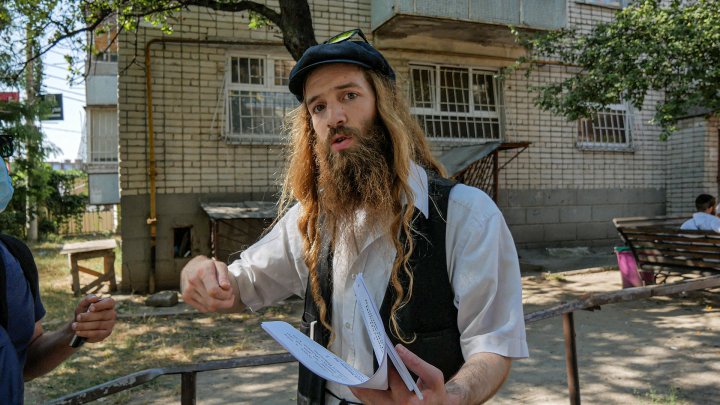 Йосиф общается с журналистами, чтобы навести мосты между украинцами и хасидами