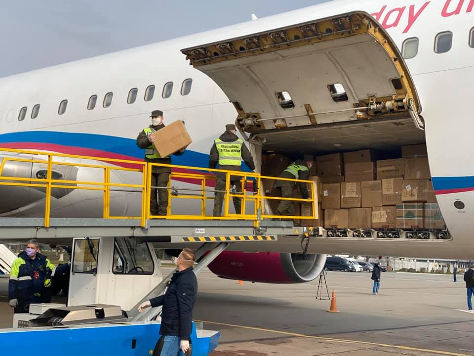 Сьогодні в Україну прибув другий літак із медзасобами з Китаю.