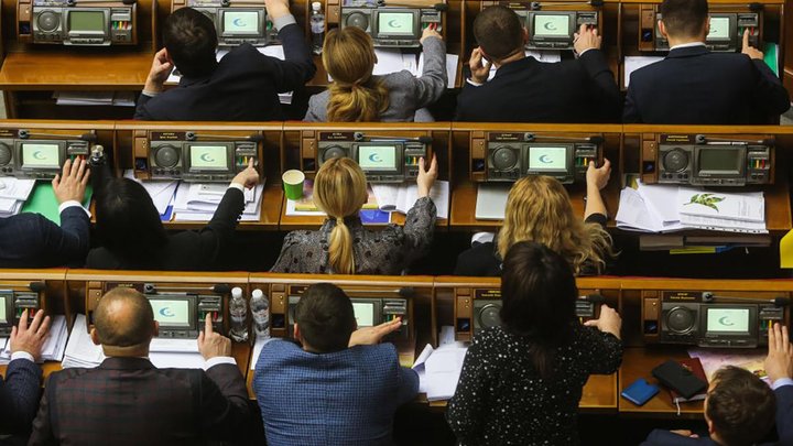 Українцям дозволили міняти своє по батькові: рішення Ради