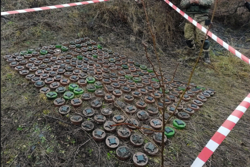 Окупанти мінують автошляхи на Донбасі забороненими боєприпасами