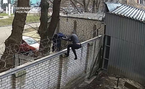 Колишня депутатка Чорновол перелізла через огорожу ДБР та намагалася кинути телефон у Бабікова