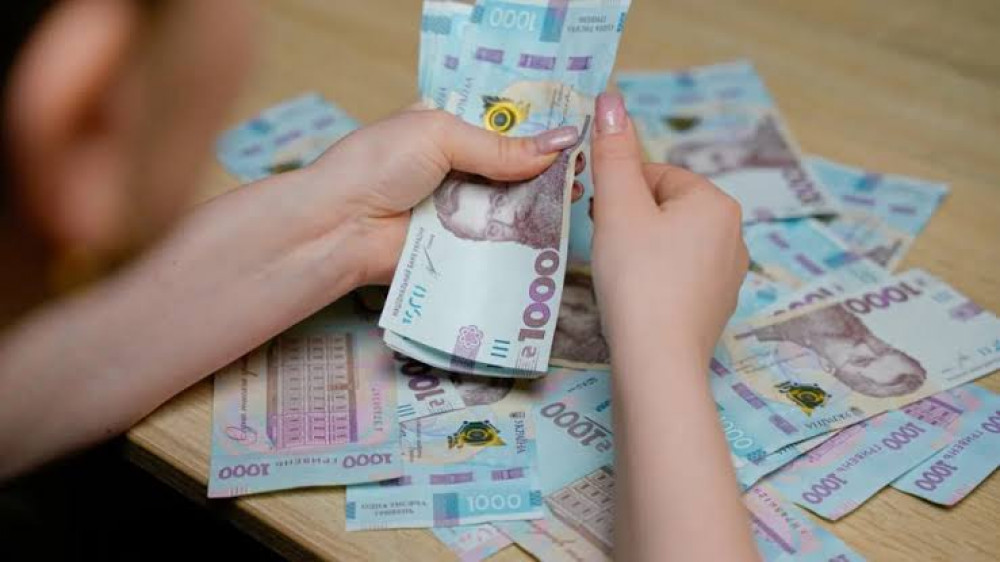 На Прикарпатті середня зарплата досягла 26,4 тисячі гривень: які галузі лідирують за виплатами